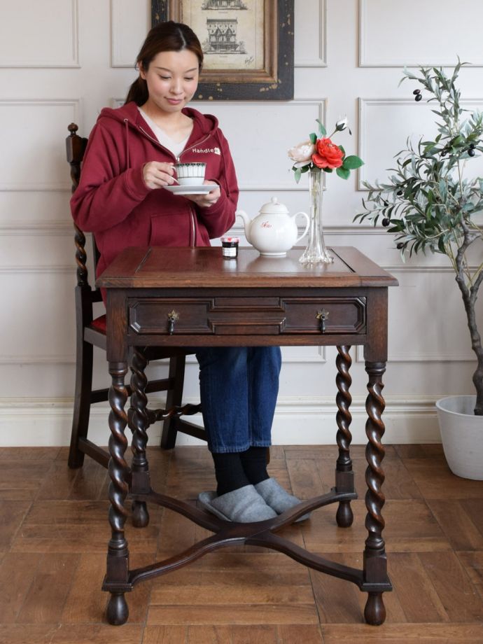 アンティークのおしゃれなサイドテーブル