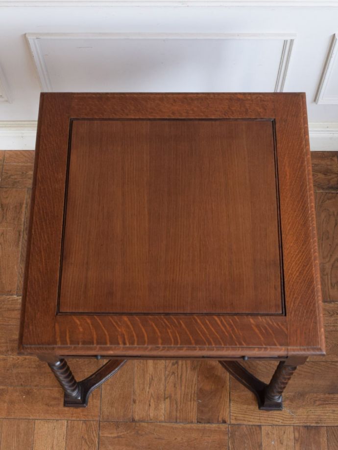 アンティークのサイドテーブルの天板