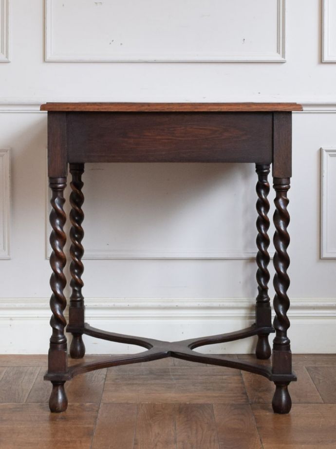 どこから見てもキレイなサイドテーブル