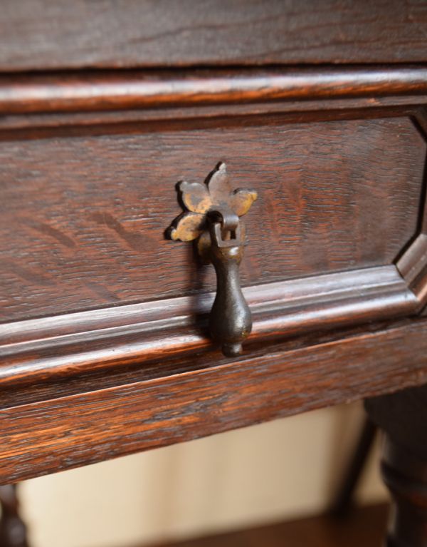 アンティークのテーブル アンティーク家具 重厚感あるスリムなゲームテーブル、カッコイイ英国のアンティーク家具。開ける度にワクワクこんな所もアンティークらしさ。(j-1545-f-1)