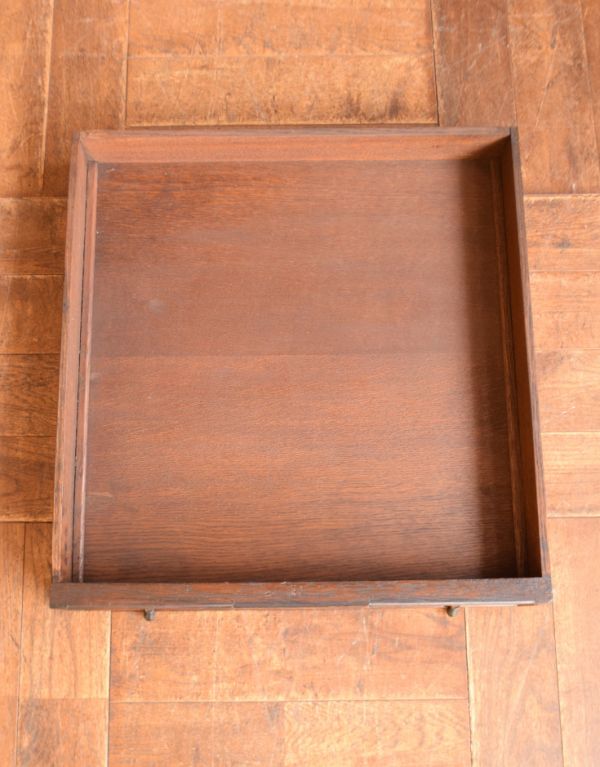 アンティークのテーブル アンティーク家具 重厚感あるスリムなゲームテーブル、カッコイイ英国のアンティーク家具。引き出しの中もキレイですテーブルに付いた引き出しの中も、もちろん職人がキレイに修復しました。(j-1545-f-1)