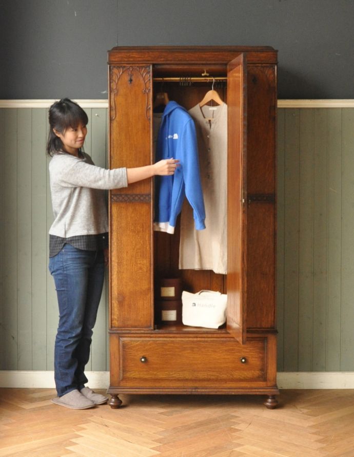 アンティークのキャビネット　アンティーク家具　英国紳士のアンティーク家具、お洋服がキレイに掛けられるワードローブ。外国製のワードローブは装飾があちこちにあるので、絵になるアイテム。(j-1558-f)