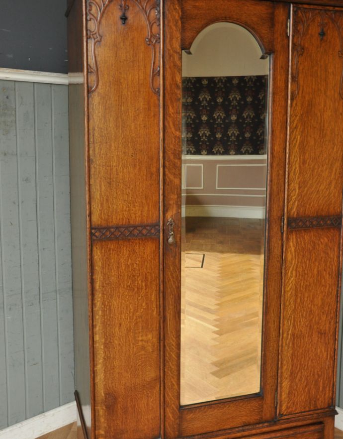 アンティークのキャビネット　アンティーク家具　英国紳士のアンティーク家具、お洋服がキレイに掛けられるワードローブ。アンティークのためミラーの一部に汚れがありますが、使用上問題はございませんのでご了承ください。(j-1558-f)