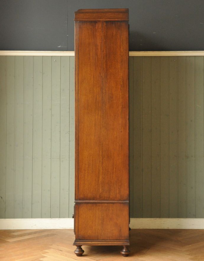 アンティークのキャビネット　アンティーク家具　英国紳士のアンティーク家具、お洋服がキレイに掛けられるワードローブ。横から見るとスッキリしています。(j-1558-f)