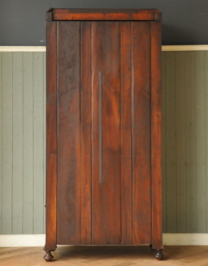 アンティークのキャビネット　アンティーク家具　英国紳士のアンティーク家具、お洋服がキレイに掛けられるワードローブ。きちんとメンテナンスしてあるので、裏側もキレイです。(j-1558-f)