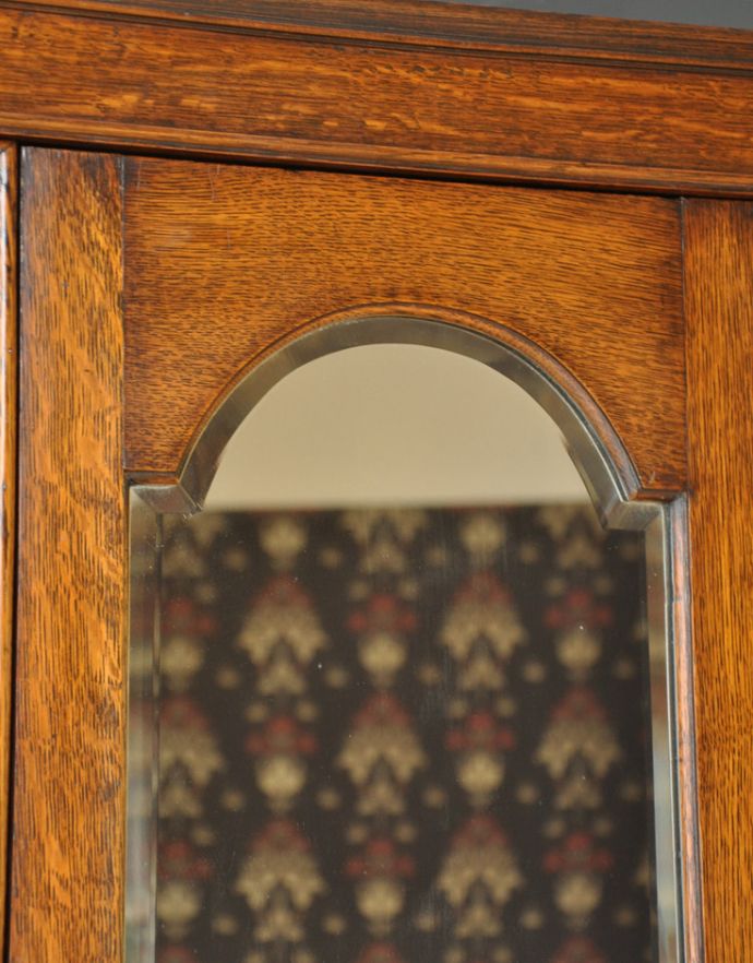 アンティークのキャビネット　アンティーク家具　英国紳士のアンティーク家具、お洋服がキレイに掛けられるワードローブ。アンティークならではのミラーのかたちがお洒落です。(j-1558-f)