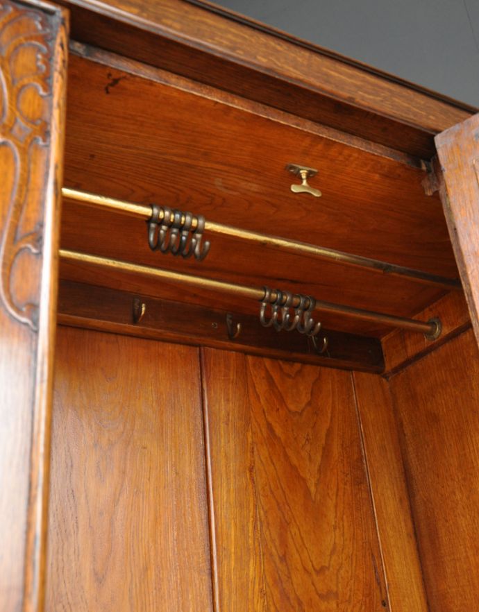 アンティークのキャビネット　アンティーク家具　英国紳士のアンティーク家具、お洋服がキレイに掛けられるワードローブ。ハンガー掛けはこのようになっています。(j-1558-f)