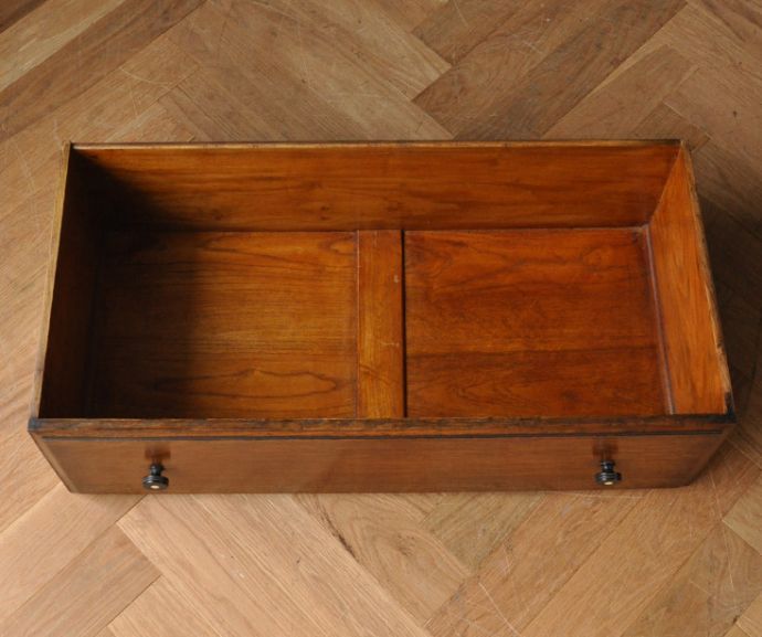 アンティークのキャビネット　アンティーク家具　英国紳士のアンティーク家具、お洋服がキレイに掛けられるワードローブ。引き出しの中も美しい状態です。(j-1558-f)