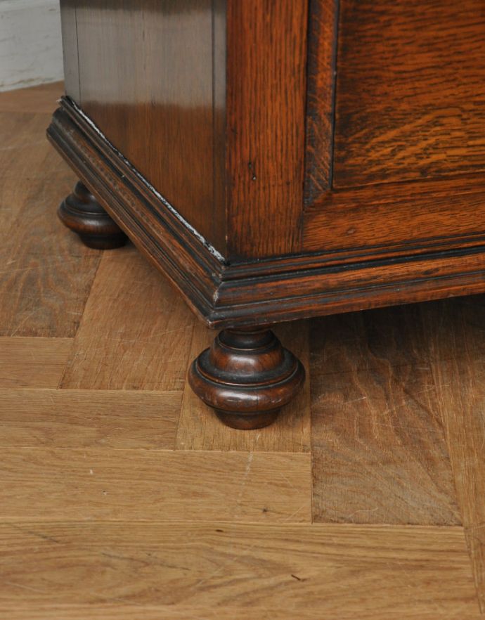 アンティークのキャビネット　アンティーク家具　英国紳士のアンティーク家具、お洋服がキレイに掛けられるワードローブ。しっかり支えてくれる脚で、安定感バツグン。(j-1558-f)