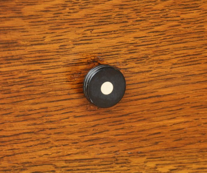 アンティークのキャビネット　アンティーク家具　英国紳士のアンティーク家具、お洋服がキレイに掛けられるワードローブ。引き出しの取っ手はシンプルで控えめ。(j-1558-f)