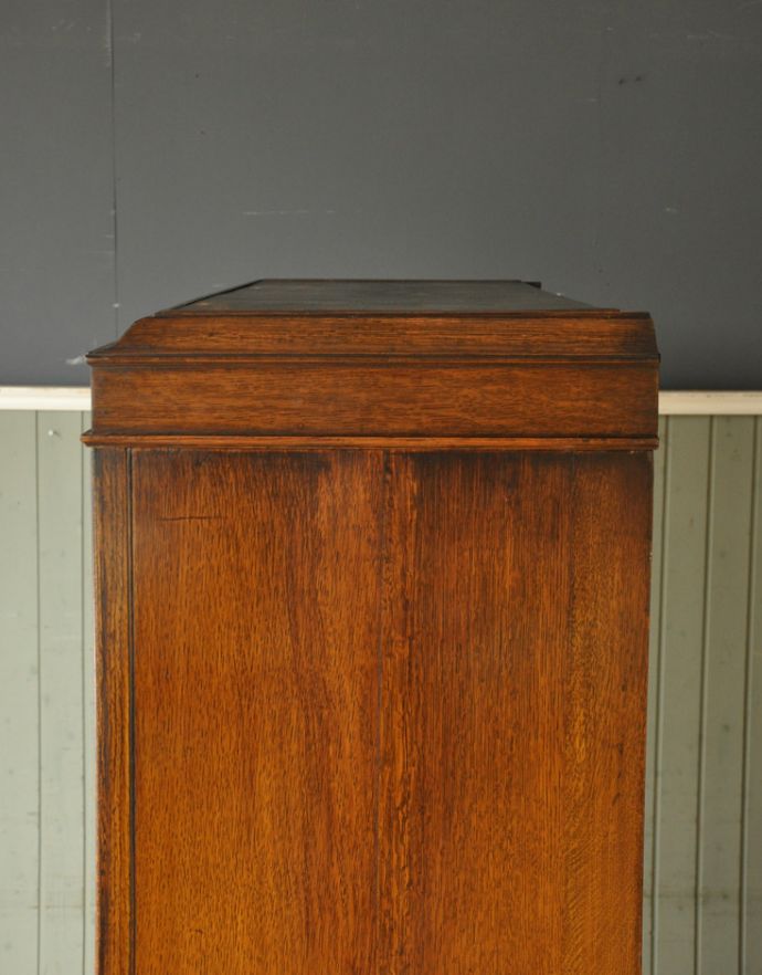 アンティークのキャビネット　アンティーク家具　英国紳士のアンティーク家具、お洋服がキレイに掛けられるワードローブ。天板の上は立ち上がった飾りになっています。(j-1558-f)