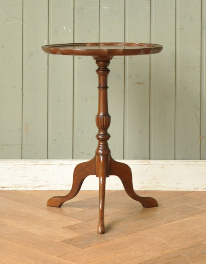 ロイドテーブル　アンティーク家具　イギリスのお洒落なアンティーク家具、クラシックなワインテーブル。アンティークは新品ではないので、経年変化によるキズはありますが、専門の職人によって目立たないようにキレイにお直しをしています。(j-1566-f)