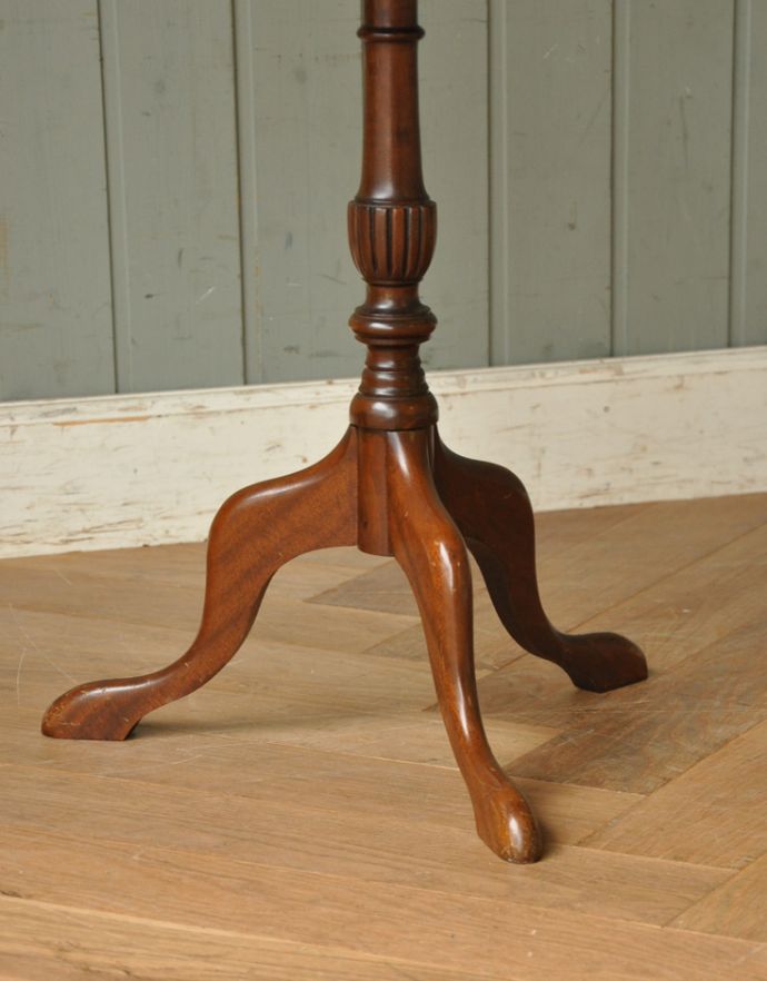 ロイドテーブル　アンティーク家具　イギリスのお洒落なアンティーク家具、クラシックなワインテーブル。カーブが美しい三本脚でしっかりテーブルを支えます。(j-1566-f)