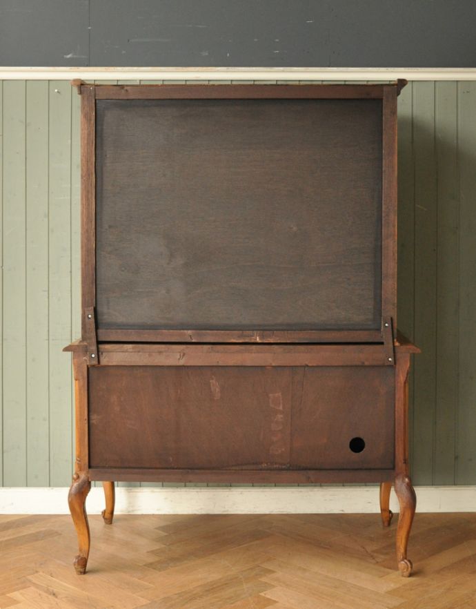 フランスの彫りがゴージャスなアンティーク家具、扉で隠せるテレビ