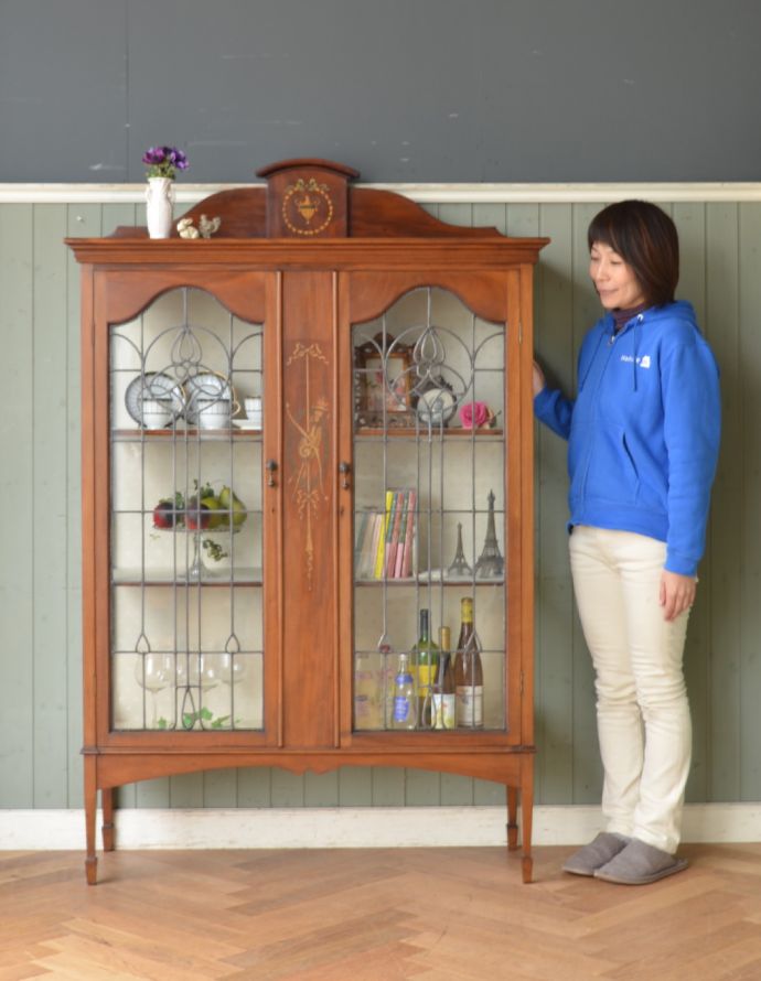 アンティークのキャビネット　アンティーク家具　アンティークの英国インテリア、象嵌入りの高級感溢れるガラスキャビネット（飾り棚） 。眺めているだけで幸せ･･･芸術的に美しいディスプレイキャビネットは、置くだけで周りの空気を変えてくれます。(j-1577-f)