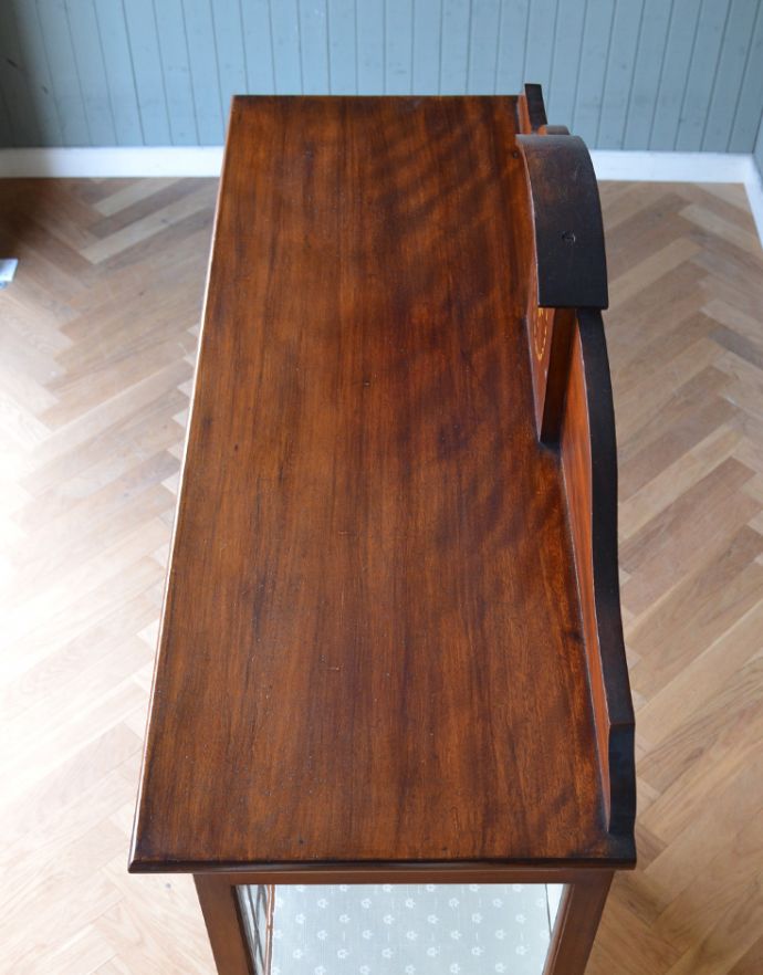 アンティークのキャビネット　アンティーク家具　アンティークの英国インテリア、象嵌入りの高級感溢れるガラスキャビネット（飾り棚） 。天板もキレイに仕上げました。(j-1577-f)