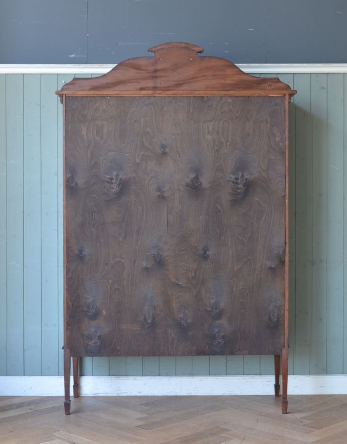 アンティークのキャビネット　アンティーク家具　アンティークの英国インテリア、象嵌入りの高級感溢れるガラスキャビネット（飾り棚） 。キレイに修復しました！アンティークは新品ではないので、経年変化によるキズはありますが、専門の職人がキレイにお直しをしているので、後姿までキレイです。(j-1577-f)