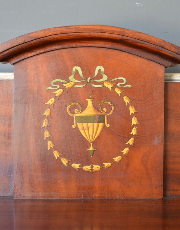 アンティークのキャビネット　アンティーク家具　アンティークの英国インテリア、象嵌入りの高級感溢れるガラスキャビネット（飾り棚） 。いろんな場所にこだわりデザインもいろいろです。(j-1577-f)