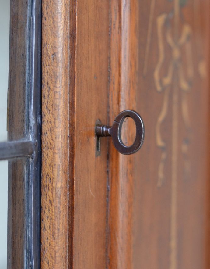 アンティークのキャビネット　アンティーク家具　アンティークの英国インテリア、象嵌入りの高級感溢れるガラスキャビネット（飾り棚） 。カギも使えるように修復しました。(j-1577-f)