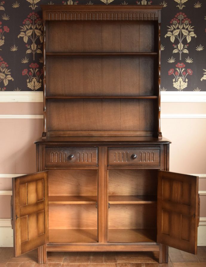 アンティークのキャビネット アンティーク家具 英国の美しいアンティーク家具、濃い色のカップボード。見せたくないものは下の扉の奥にしまえます。(j-1586-f)