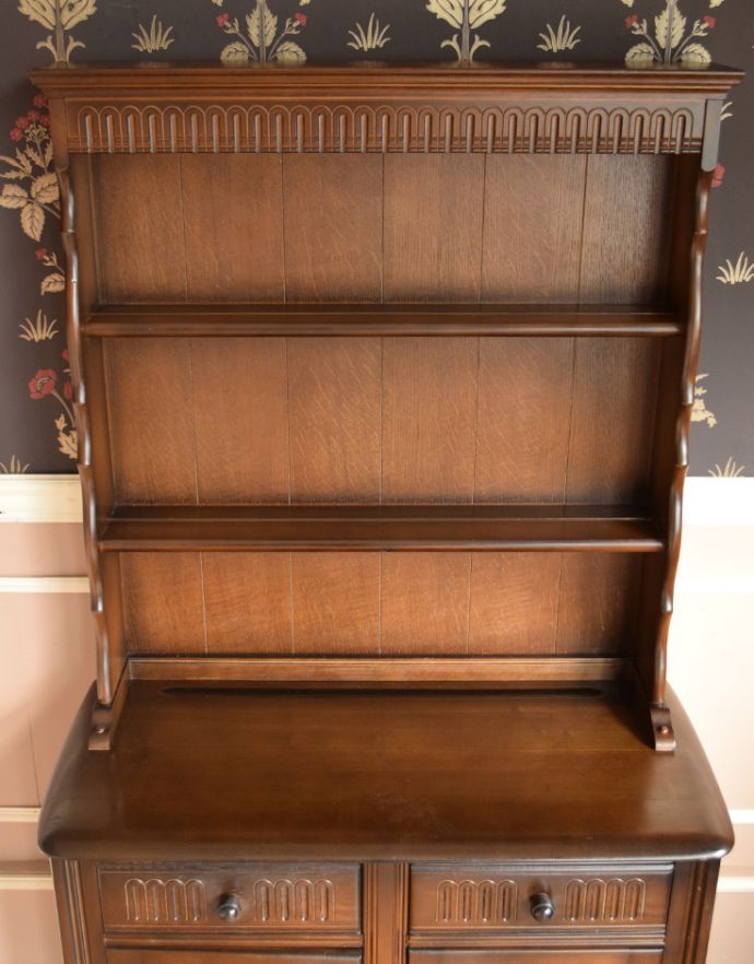 アンティークのキャビネット アンティーク家具 英国の美しいアンティーク家具、濃い色のカップボード。天板は広々としています。(j-1586-f)
