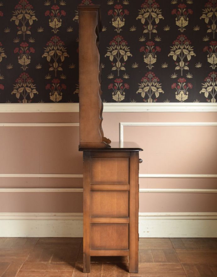 アンティークのキャビネット アンティーク家具 英国の美しいアンティーク家具、濃い色のカップボード。奥行きが浅いので、横から見るととてもスッキリとしていて圧迫感がありません。(j-1586-f)