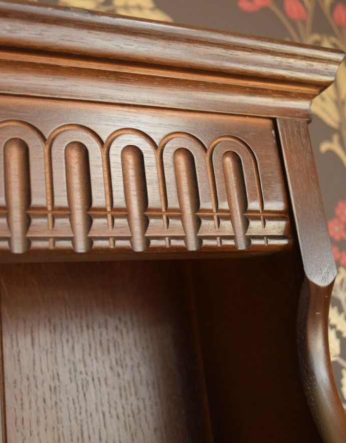 アンティークのキャビネット アンティーク家具 英国の美しいアンティーク家具、濃い色のカップボード。トップにはウェーブ状の彫りが施されています。(j-1586-f)