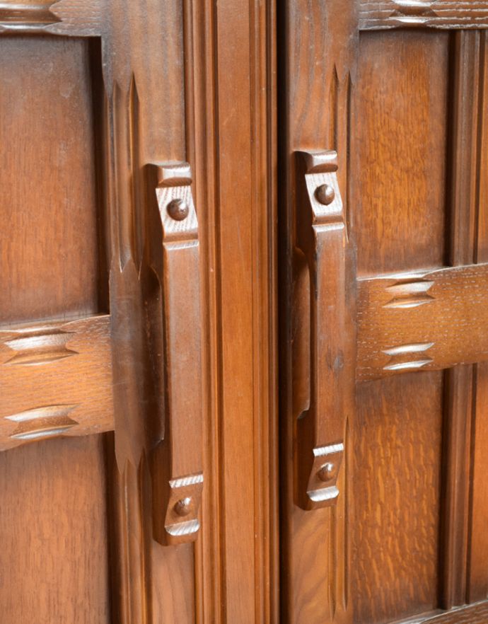 アンティークのキャビネット アンティーク家具 英国の美しいアンティーク家具、濃い色のカップボード。扉はハンドルタイプの木製取っ手になっています。(j-1586-f)