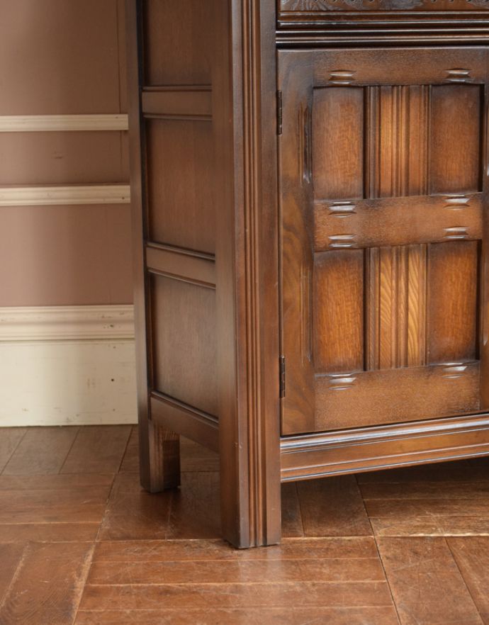 アンティークのキャビネット アンティーク家具 英国の美しいアンティーク家具、濃い色のカップボード。安定感のある脚がしっかり支えます。(j-1586-f)