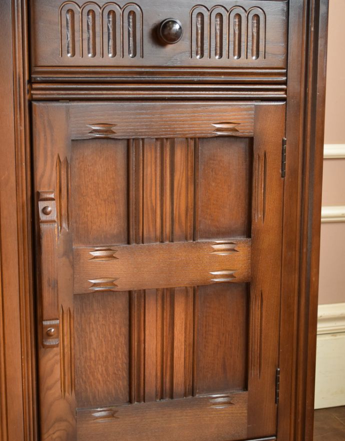 アンティークのキャビネット アンティーク家具 英国の美しいアンティーク家具、濃い色のカップボード。風格と品があるので、リビングはもちろん、和室や書斎、客間にも最適。(j-1586-f)