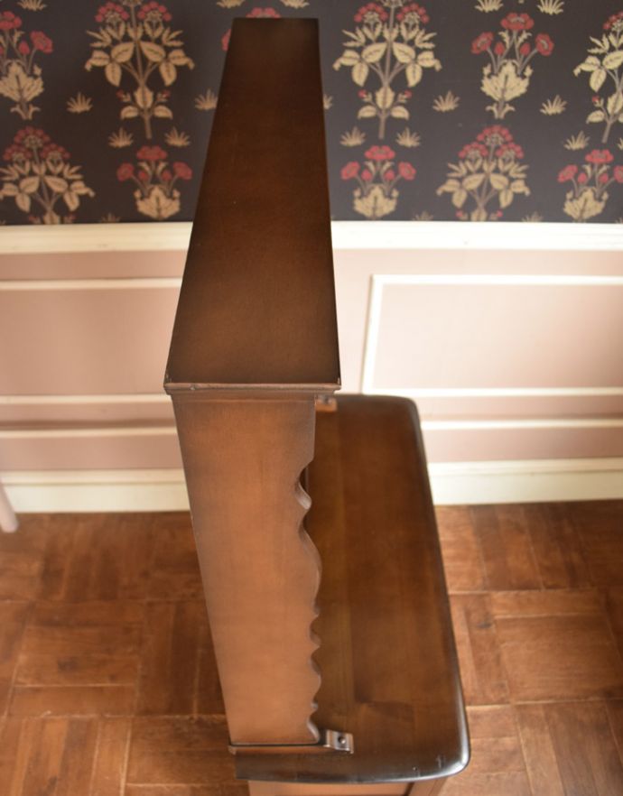 アンティークのキャビネット アンティーク家具 英国の美しいアンティーク家具、濃い色のカップボード。天板もピカピカにお直ししました。(j-1586-f)