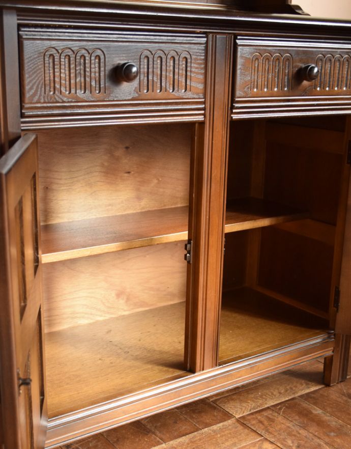 アンティークのキャビネット アンティーク家具 英国の美しいアンティーク家具、濃い色のカップボード。棚板は固定タイプです。(j-1586-f)