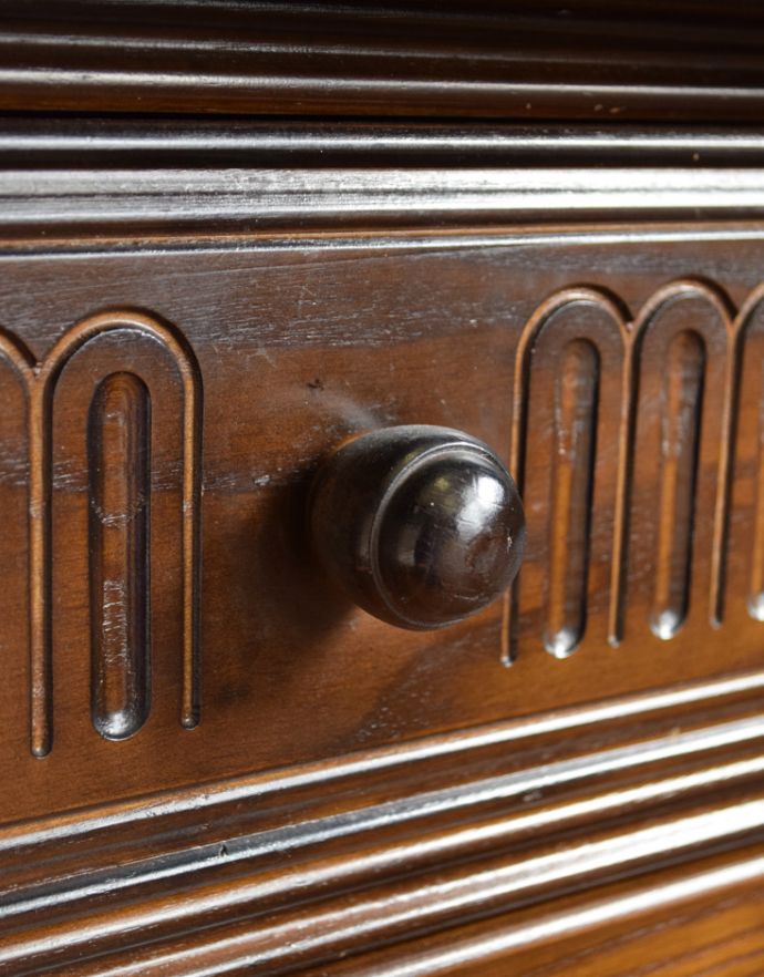 アンティークのキャビネット アンティーク家具 英国の美しいアンティーク家具、濃い色のカップボード。味のある木の取っ手。(j-1586-f)