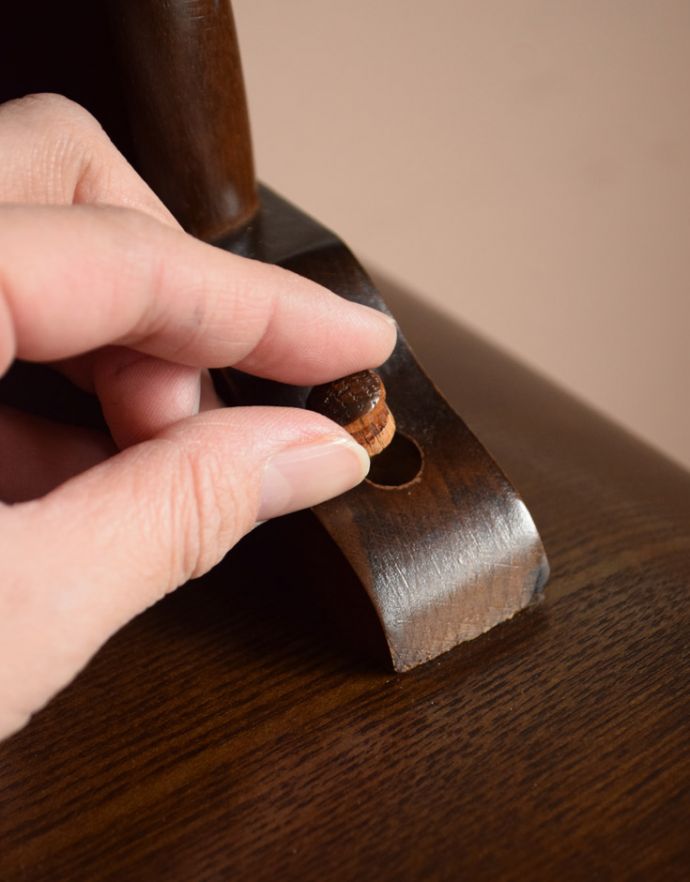 アンティークのキャビネット アンティーク家具 英国の美しいアンティーク家具、濃い色のカップボード。上のラックと下のキャビネットを留めている部分にはネジ隠しが付いています。(j-1586-f)