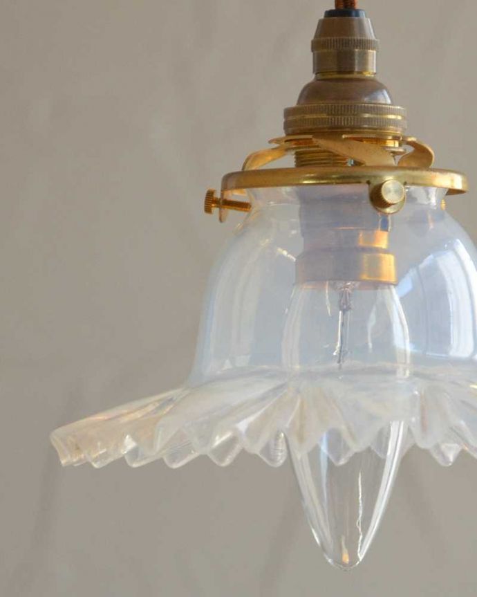 ペンダントライト　照明・ライティング　オパールセントのアンティークペンダントライト（コード・シャンデリア電球・ギャラリーA付き）。。(j-159-z)