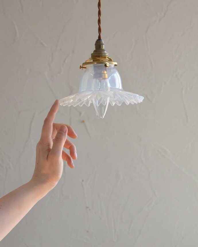 ペンダントライト　照明・ライティング　オパールセントのアンティークペンダントライト（コード・シャンデリア電球・ギャラリーA付き）。。(j-159-z)