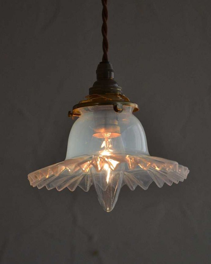 ペンダントライト　照明・ライティング　オパールセントのアンティークペンダントライト（コード・シャンデリア電球・ギャラリーA付き）。。(j-159-z)