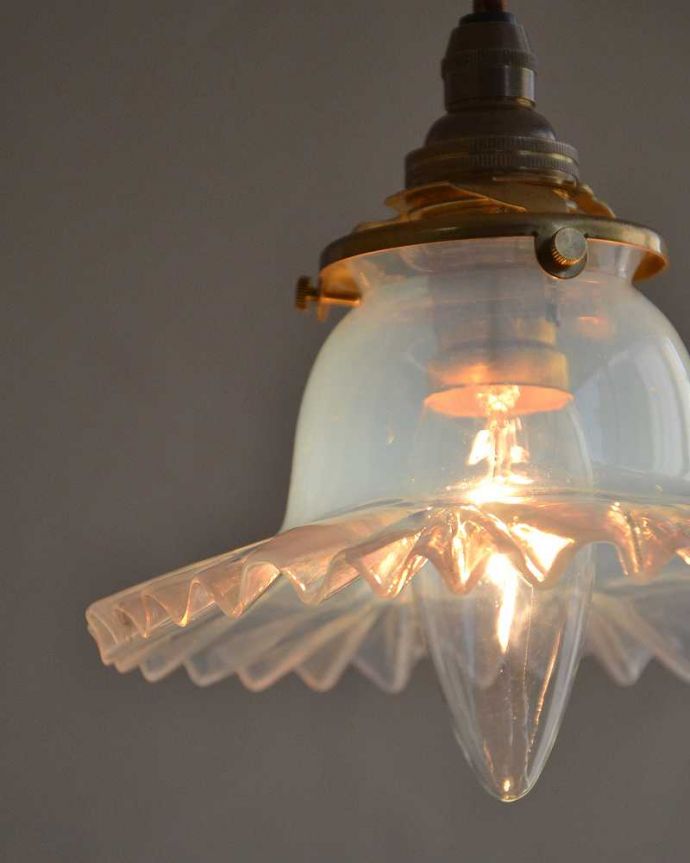 ペンダントライト　照明・ライティング　オパールセントのアンティークペンダントライト（コード・シャンデリア電球・ギャラリーA付き）。。(j-159-z)