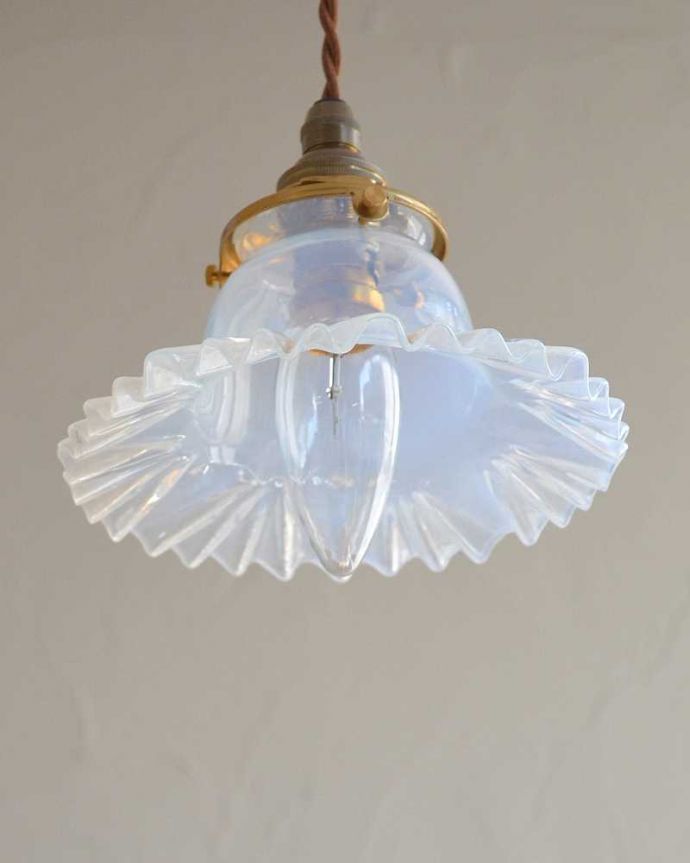 ペンダントライト　照明・ライティング　オパールセントのアンティークペンダントライト（コード・シャンデリア電球・ギャラリーA付き）。。(j-159-z)