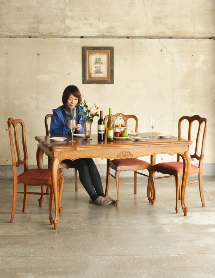 ロイドテーブル　アンティーク家具　フランスの美しいアンティーク家具、ドローリーフテーブル（伸張式ダイニングテーブル）。伸ばさずに使っても充分な大きさ。(j-1590-f)