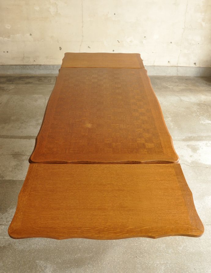 ロイドテーブル　アンティーク家具　フランスの美しいアンティーク家具、ドローリーフテーブル（伸張式ダイニングテーブル）。広げるとみんなで囲めてとっても楽しいですよ。(j-1590-f)