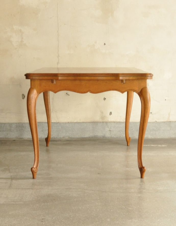 ロイドテーブル　アンティーク家具　フランスの美しいアンティーク家具、ドローリーフテーブル（伸張式ダイニングテーブル）。脚の美しさが自慢のテーブル！サイドから見るとこんな感じです。(j-1590-f)