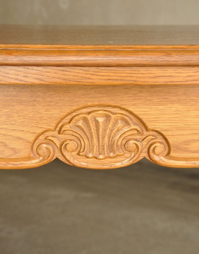 ロイドテーブル　アンティーク家具　フランスの美しいアンティーク家具、ドローリーフテーブル（伸張式ダイニングテーブル）。幕板の部分にはこのような素敵な装飾が施されています。(j-1590-f)