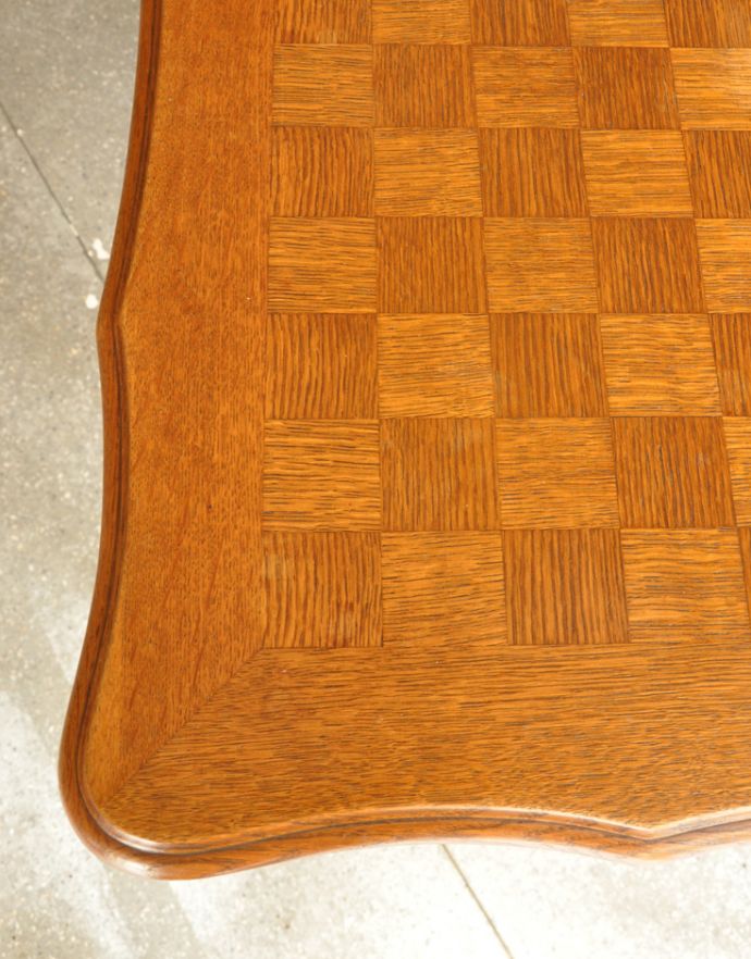 ロイドテーブル　アンティーク家具　フランスの美しいアンティーク家具、ドローリーフテーブル（伸張式ダイニングテーブル）。角が丸いので小さなお子様がいるお家でも安心してお使いいただけます。(j-1590-f)