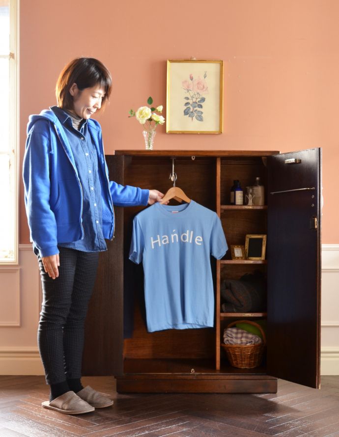 アンティークのキャビネット アンティーク家具 お洒落のための英国のアンティーク家具、どこにでも置けるスモールローブ。細かく仕切りがあるので、バッグや靴を整頓できます。(j-1593-f)