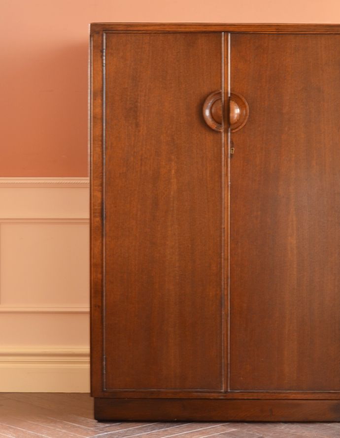 アンティークのキャビネット アンティーク家具 お洒落のための英国のアンティーク家具、どこにでも置けるスモールローブ。オーク材の高級感が感じられるキャビネットです。(j-1593-f)