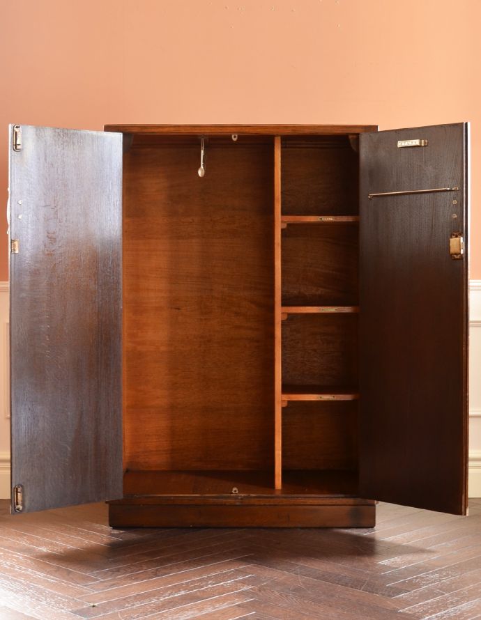 アンティークのキャビネット アンティーク家具 お洒落のための英国のアンティーク家具、どこにでも置けるスモールローブ。アイロンを掛け終ったシャツをハンガーに掛けたまましまえます。(j-1593-f)