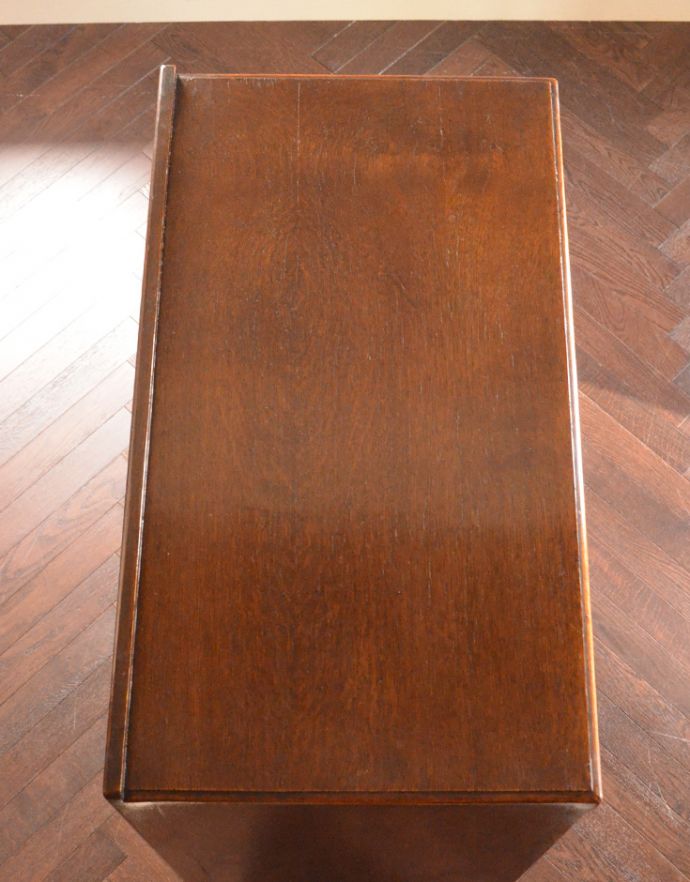 アンティークのキャビネット アンティーク家具 お洒落のための英国のアンティーク家具、どこにでも置けるスモールローブ。天板も美しくお直ししてあります。(j-1593-f)