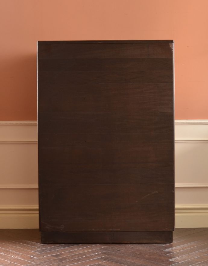 アンティークのキャビネット アンティーク家具 お洒落のための英国のアンティーク家具、どこにでも置けるスモールローブ。きちんとメンテナンスしてあるので、裏側もキレイです。(j-1593-f)