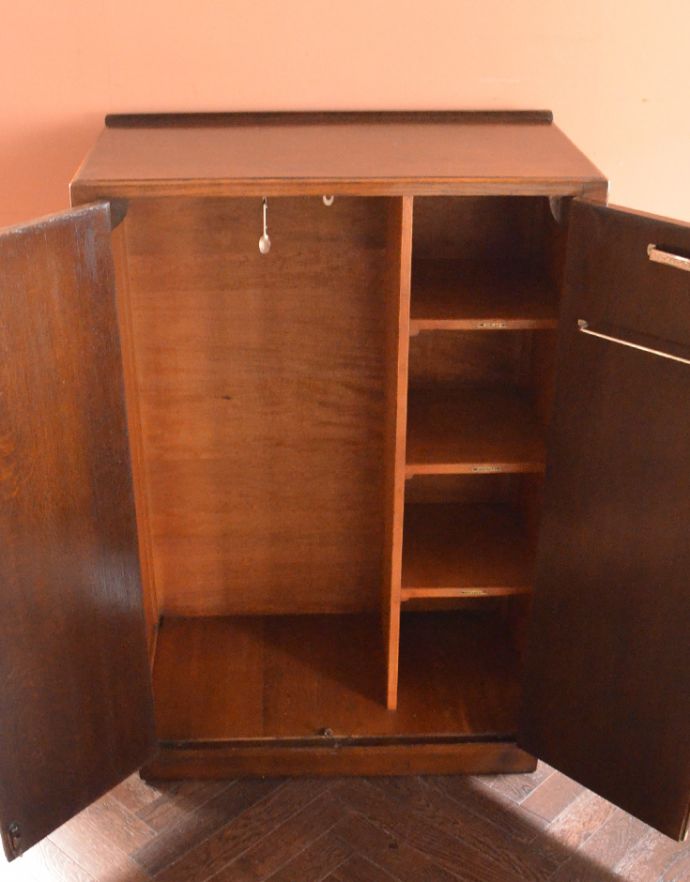 アンティークのキャビネット アンティーク家具 お洒落のための英国のアンティーク家具、どこにでも置けるスモールローブ。中もキレイにお直ししてありますので、安心して入れていただけます。(j-1593-f)